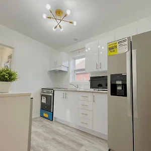 Guest house 2b With Parking, 10km To Downtown, Toronto